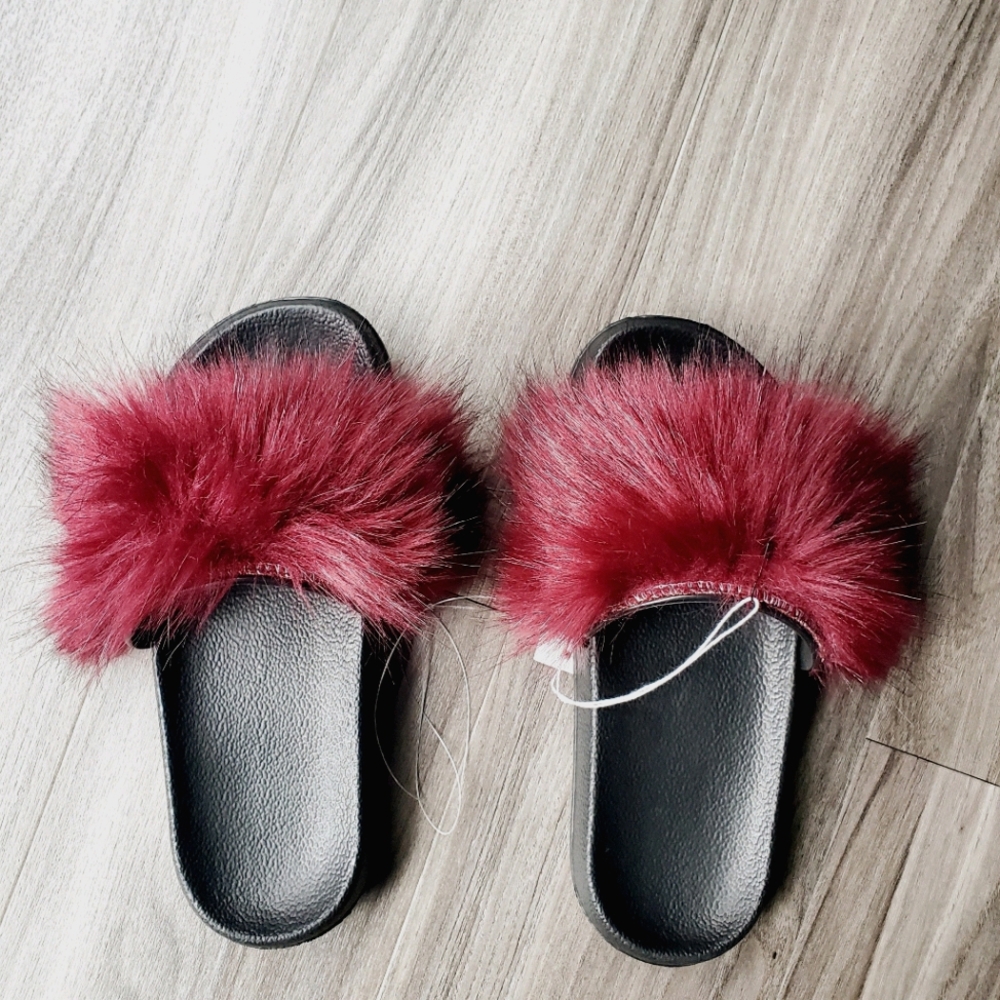 NWT Knotty Fur Slides